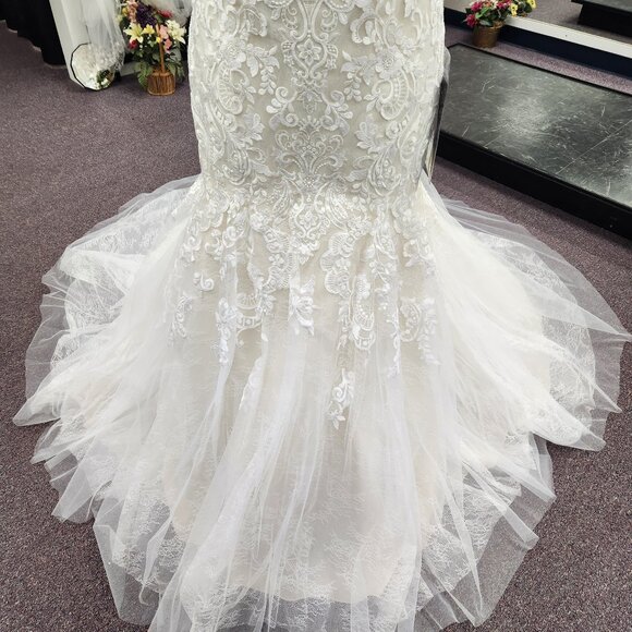 LaSposa Ivory/Champagne Size 16W Private Label Lace Bridal Gown/Wedding Dress - Picture 3 of 7